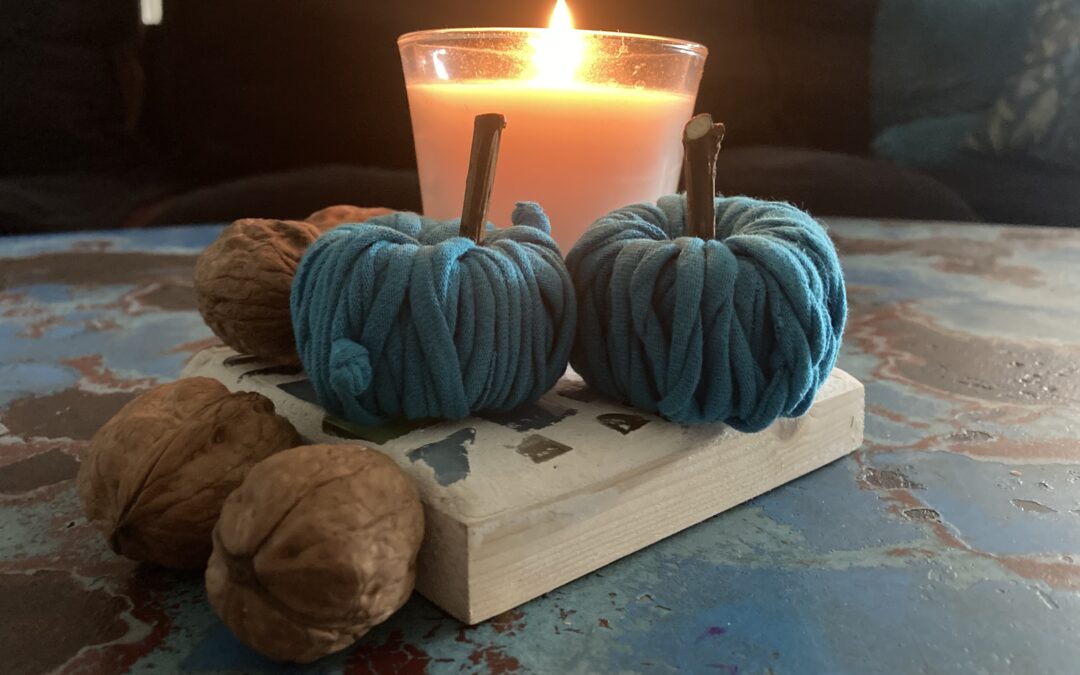 DIY Deko-Apfel oder -Kürbis aus recycelten Jerseyfäden