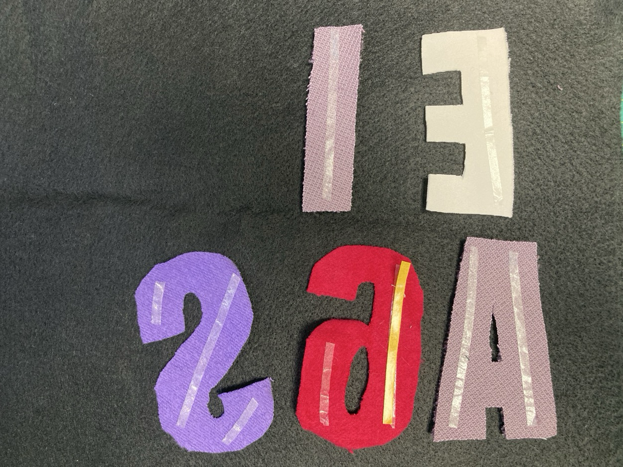 Buchstaben mit Klebeband