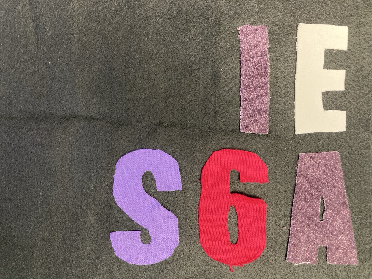 Buchstaben auf Filzstoff geklebt