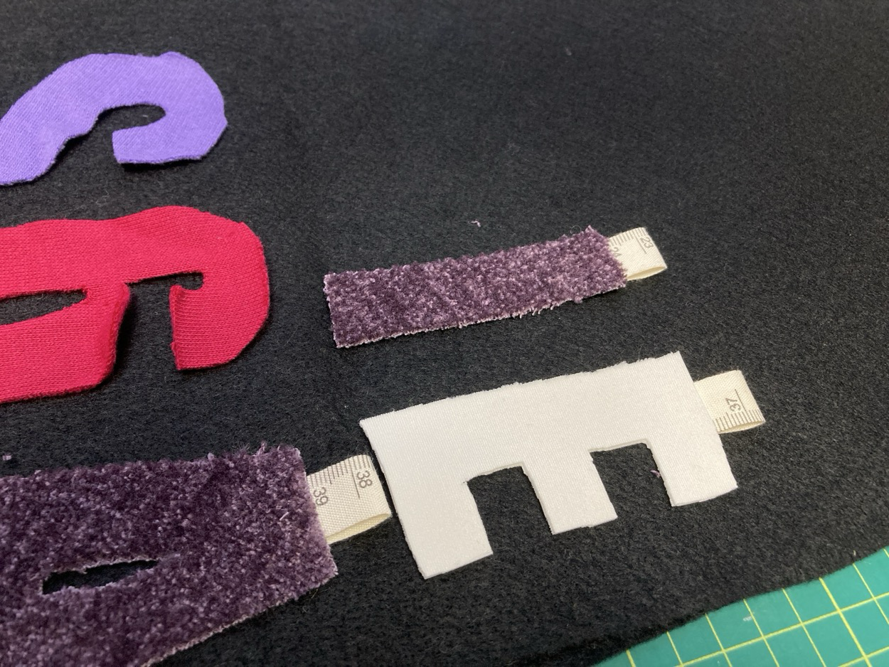 Buchstaben mit Bandschlaufen