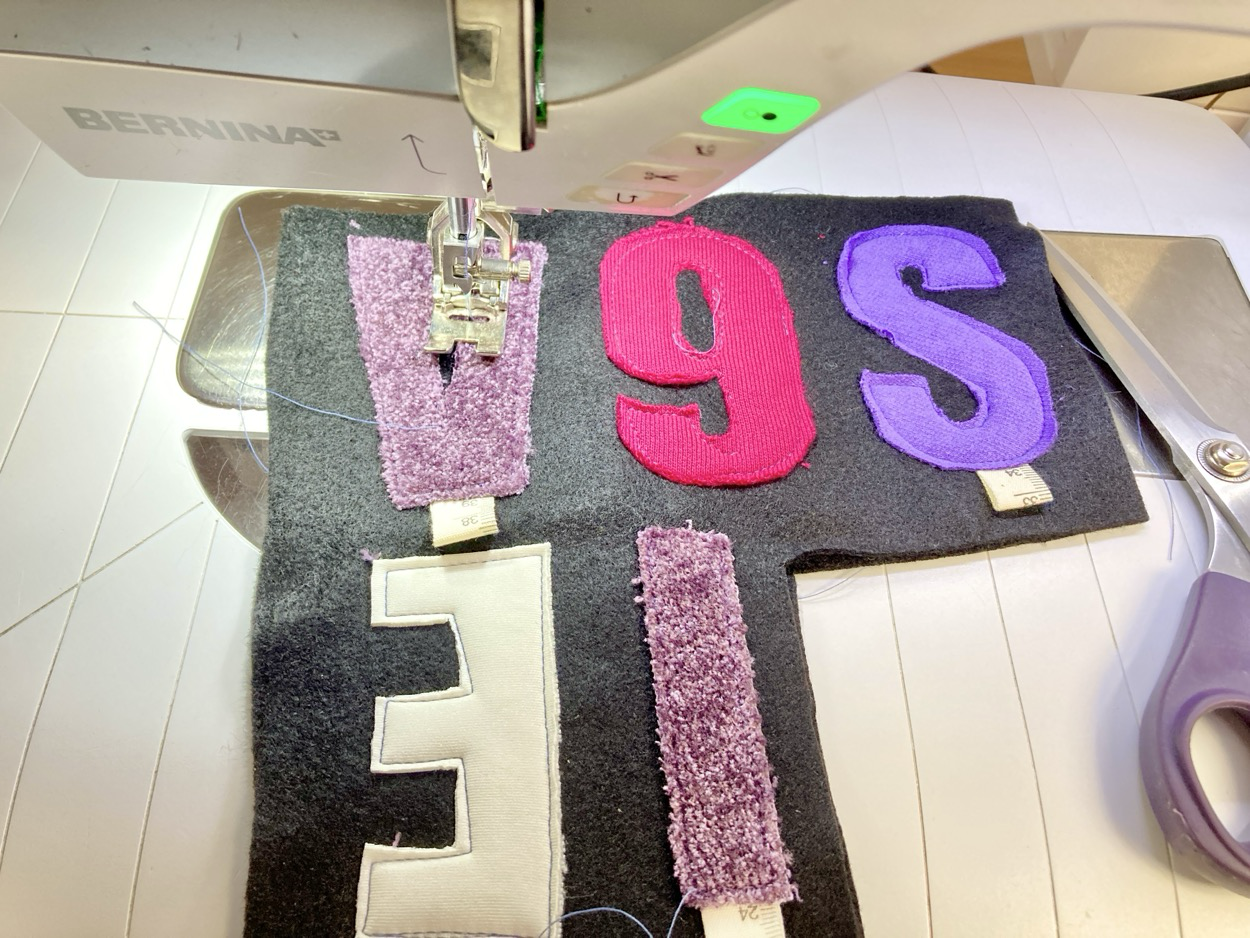 Buchstaben mit der Nähmaschine festnähen