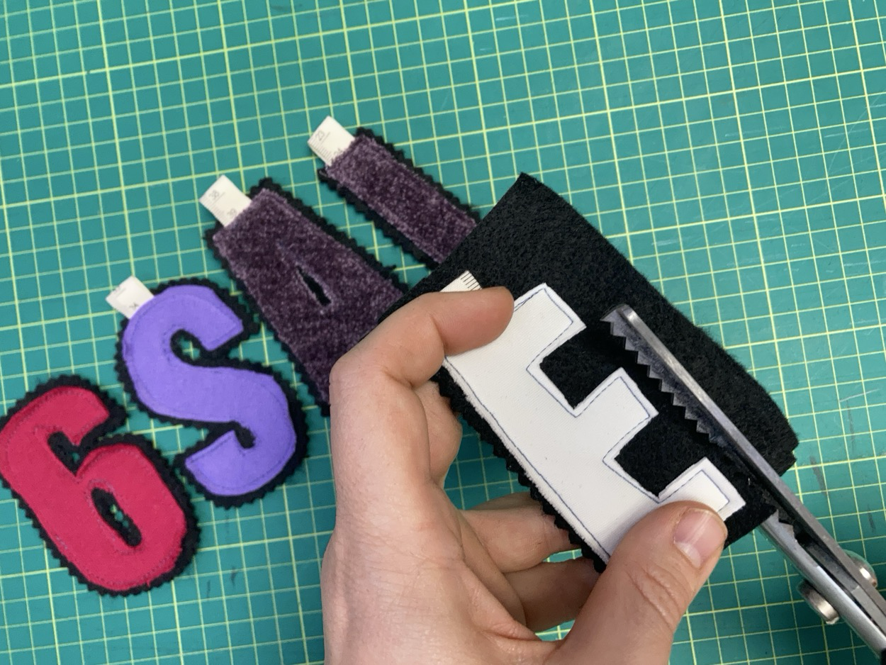 Buchstaben mit der ZickZack Schere ausschneiden