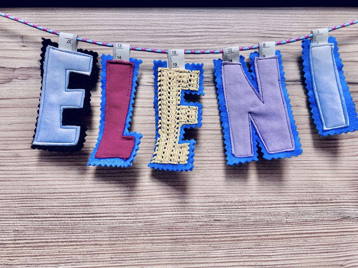 Buchstabenwimpel auf Kordel