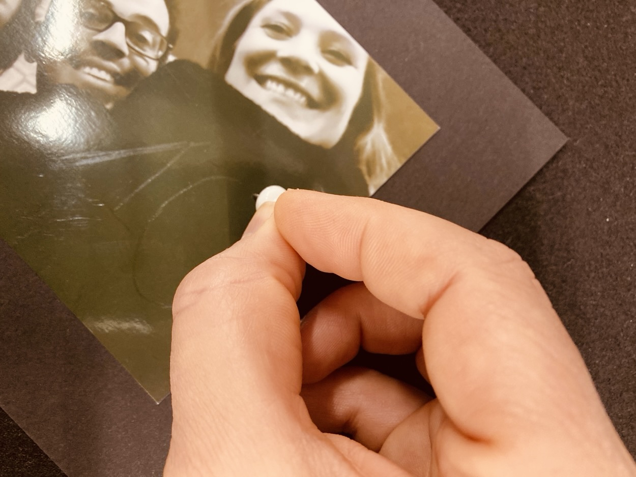 In ein Foto wird eine Zahl gestupft