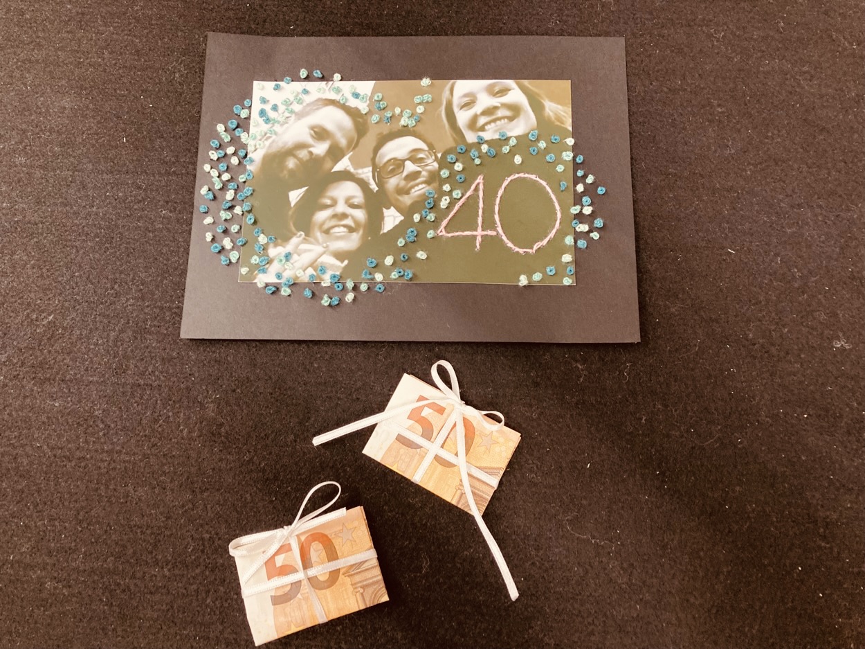 Besticktes Foto mit Geldscheine die wie ein Päckchen zusammengebunden sind