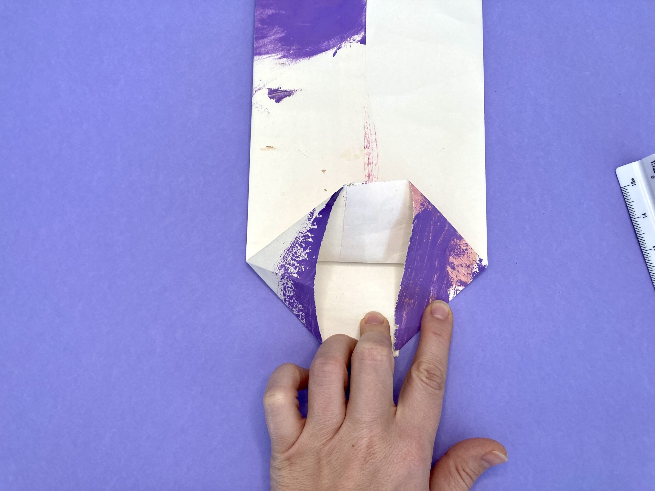 Boden von Papiertüte falten