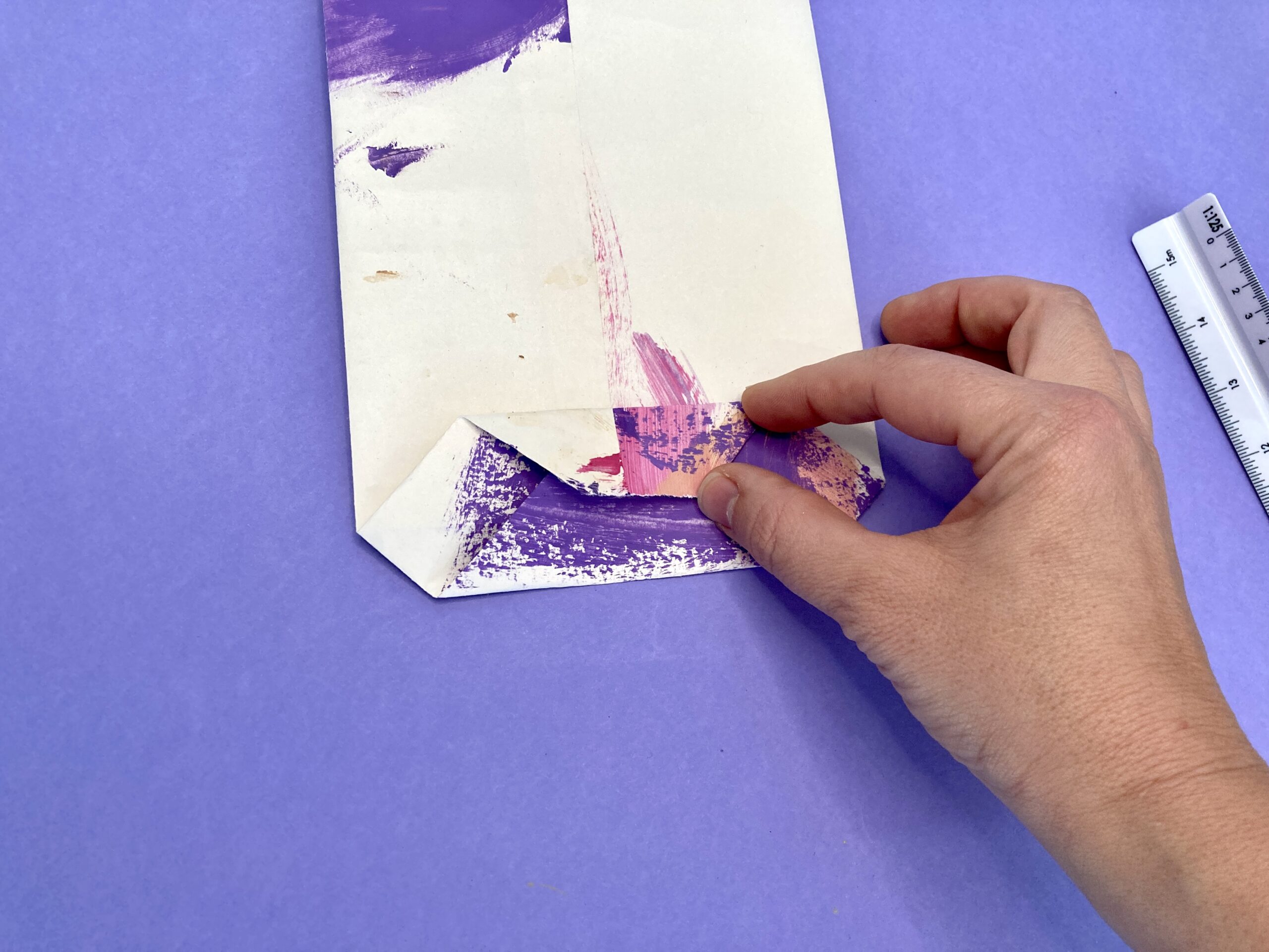 Boden von Papiertüte zusammenkleben