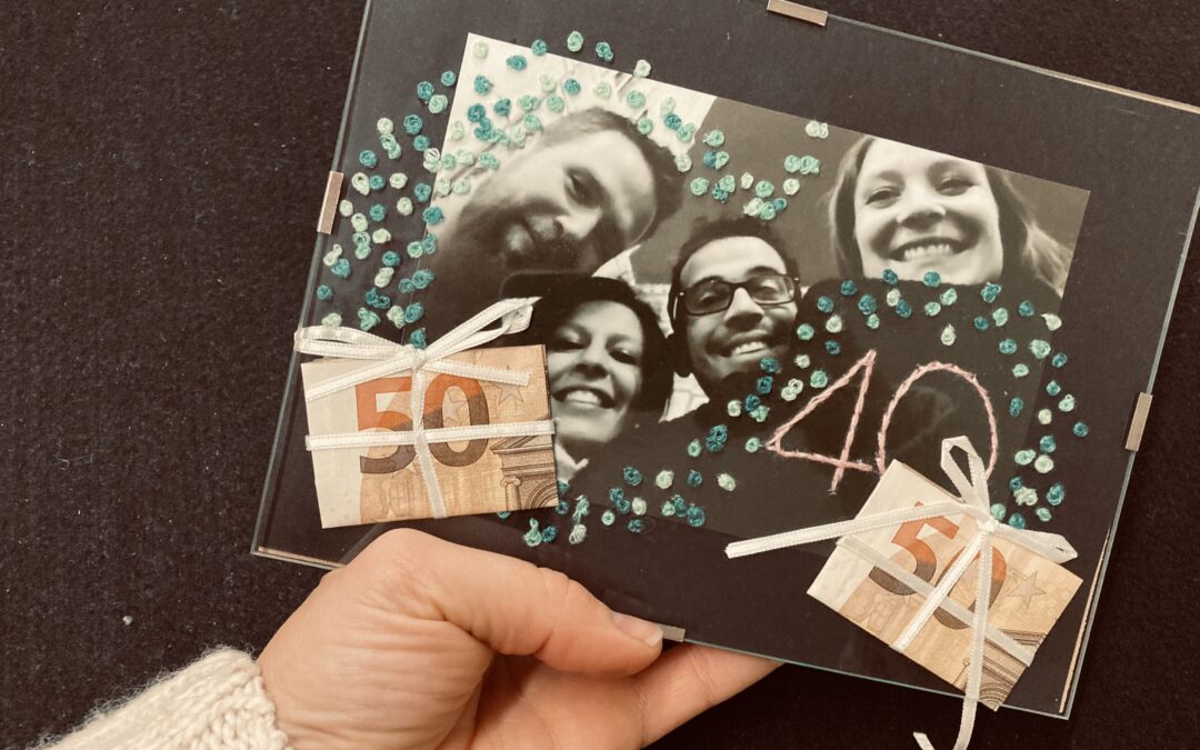 Geldgeschenk basteln – DIY-Idee mit besticktem Foto Schritt für Schritt Anleitung