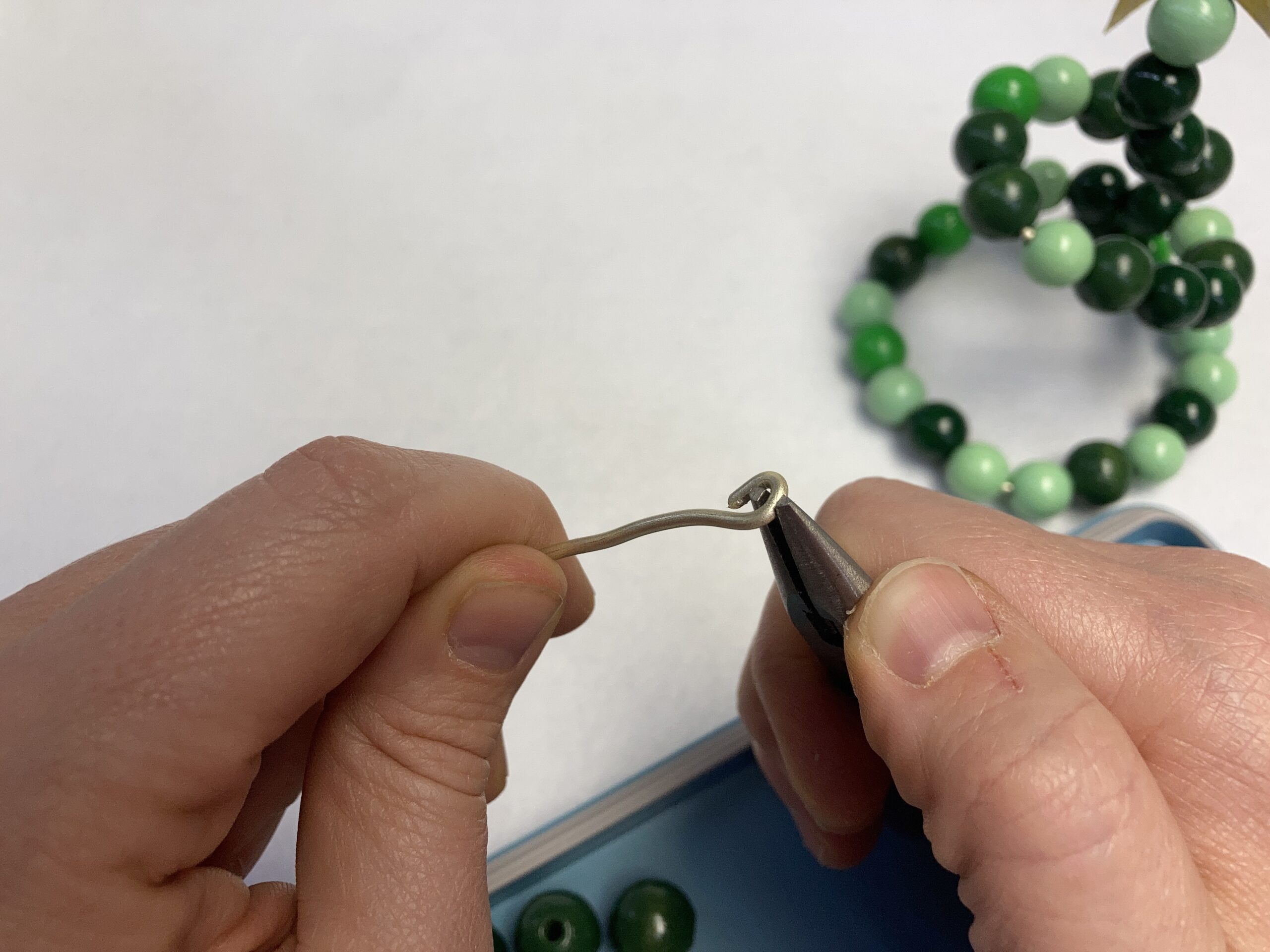 Drahtende wird mit zu einer Schlaufe mit einer Rundzange gedreht.