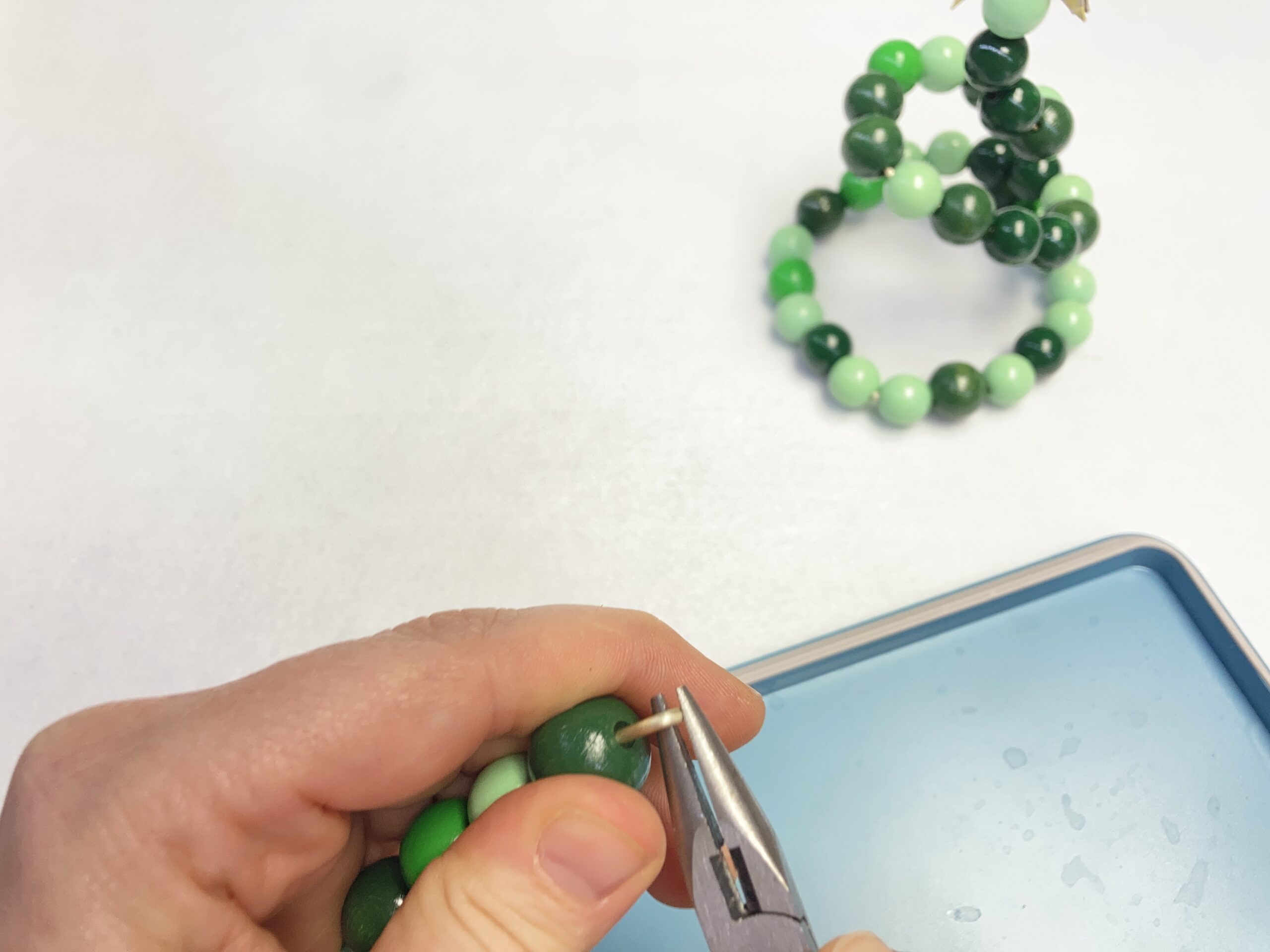 Drahtende wird mit einer Rundzange zu einer Schlaufe gedreht