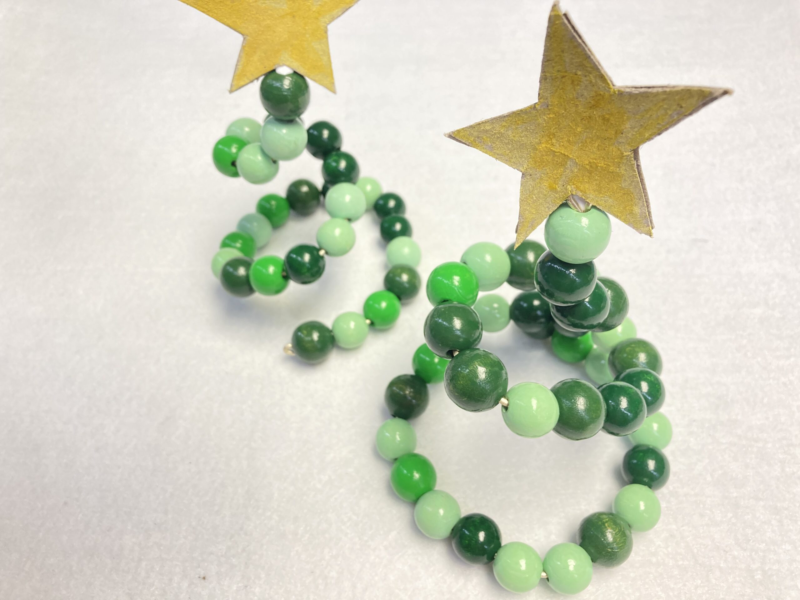 Zwei fertige Holzperlenbäumchen sind zu sehen