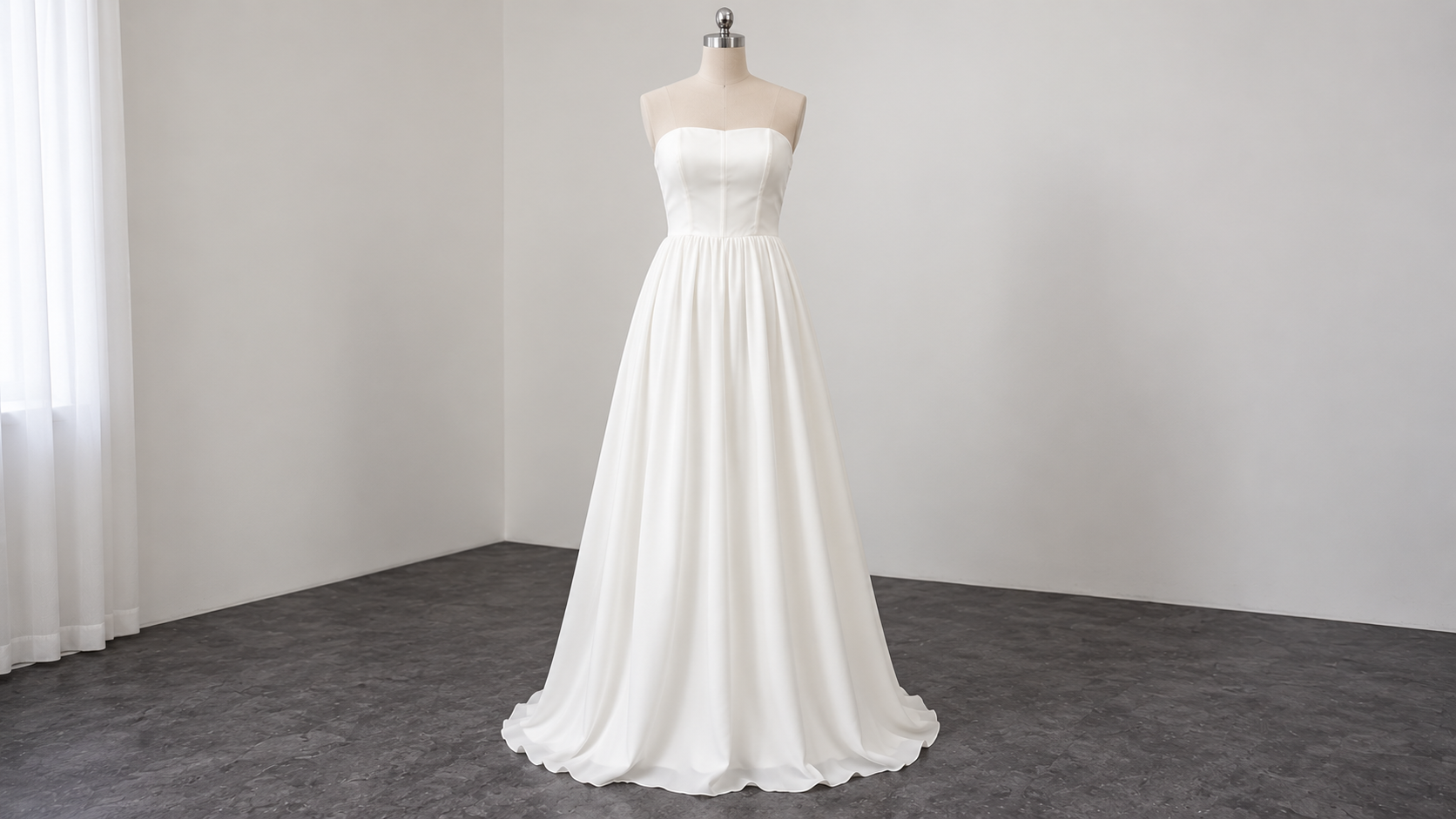 Brautkleid trägerlos mit eingereihtem Rock auf Schneiderpuppe von Vorne zu sehen