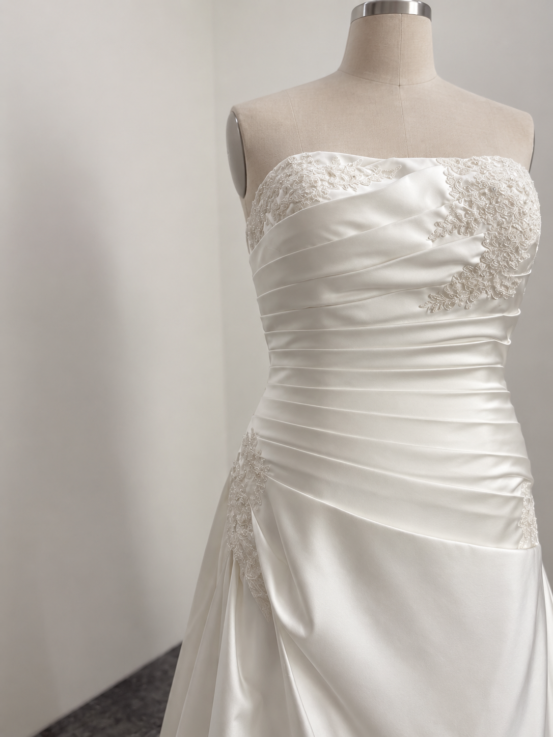 Frontalansicht Oberteil Schlichtes Curvy Brautkleid. In Falten gelegtes Oberteil mit Spitzenapplikationen