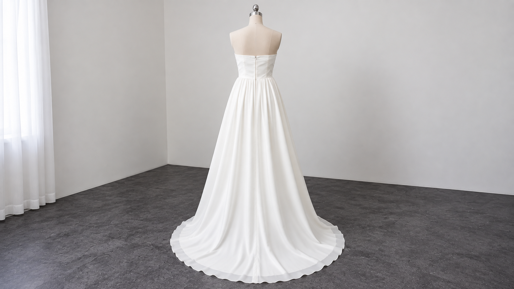 Brautkleid trägerlos mit eingereihtem Rock auf Schneiderpuppe von Hinten zu sehen