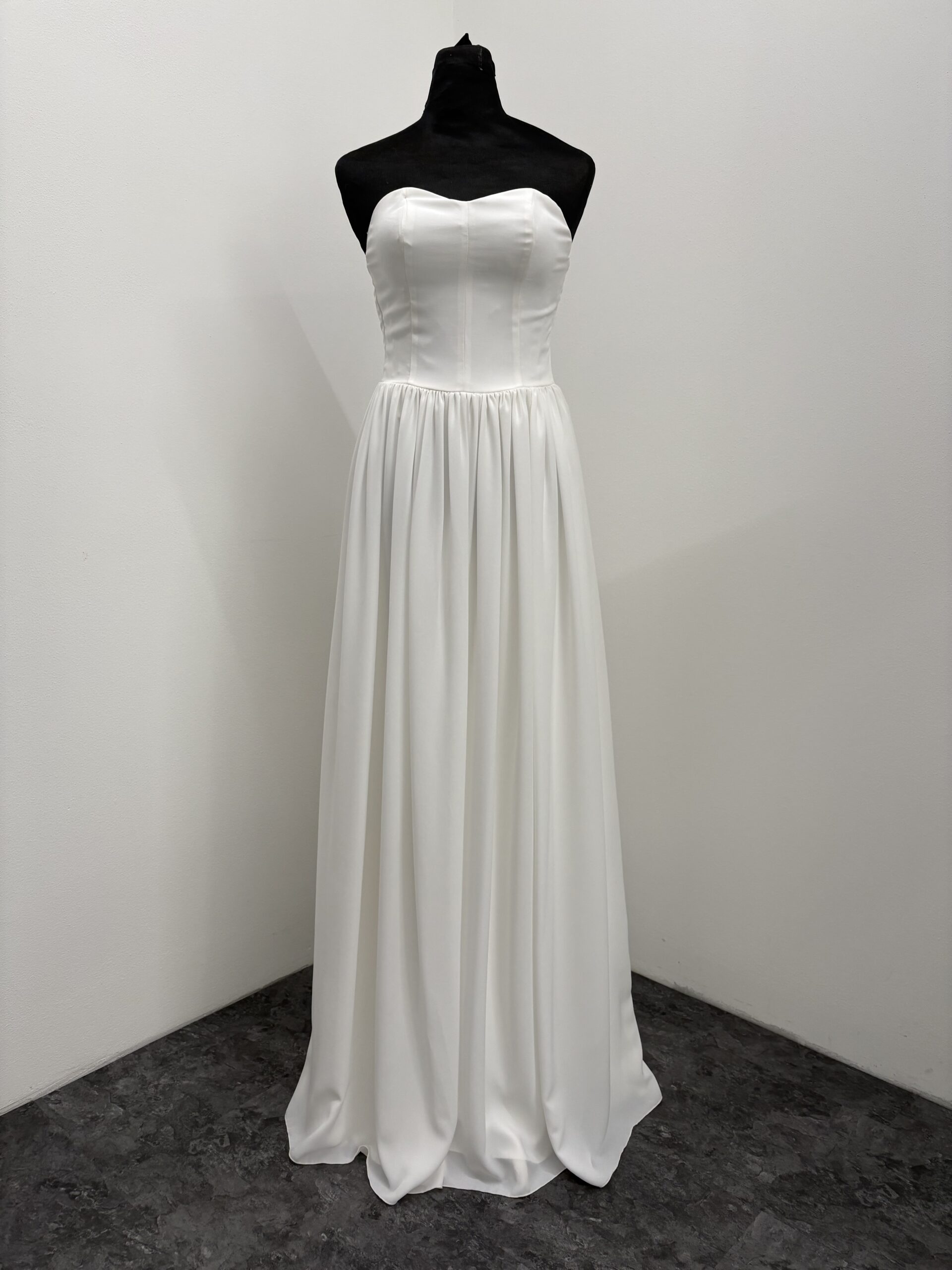 Brautkleid trägerlos mit eingereihtem Rock