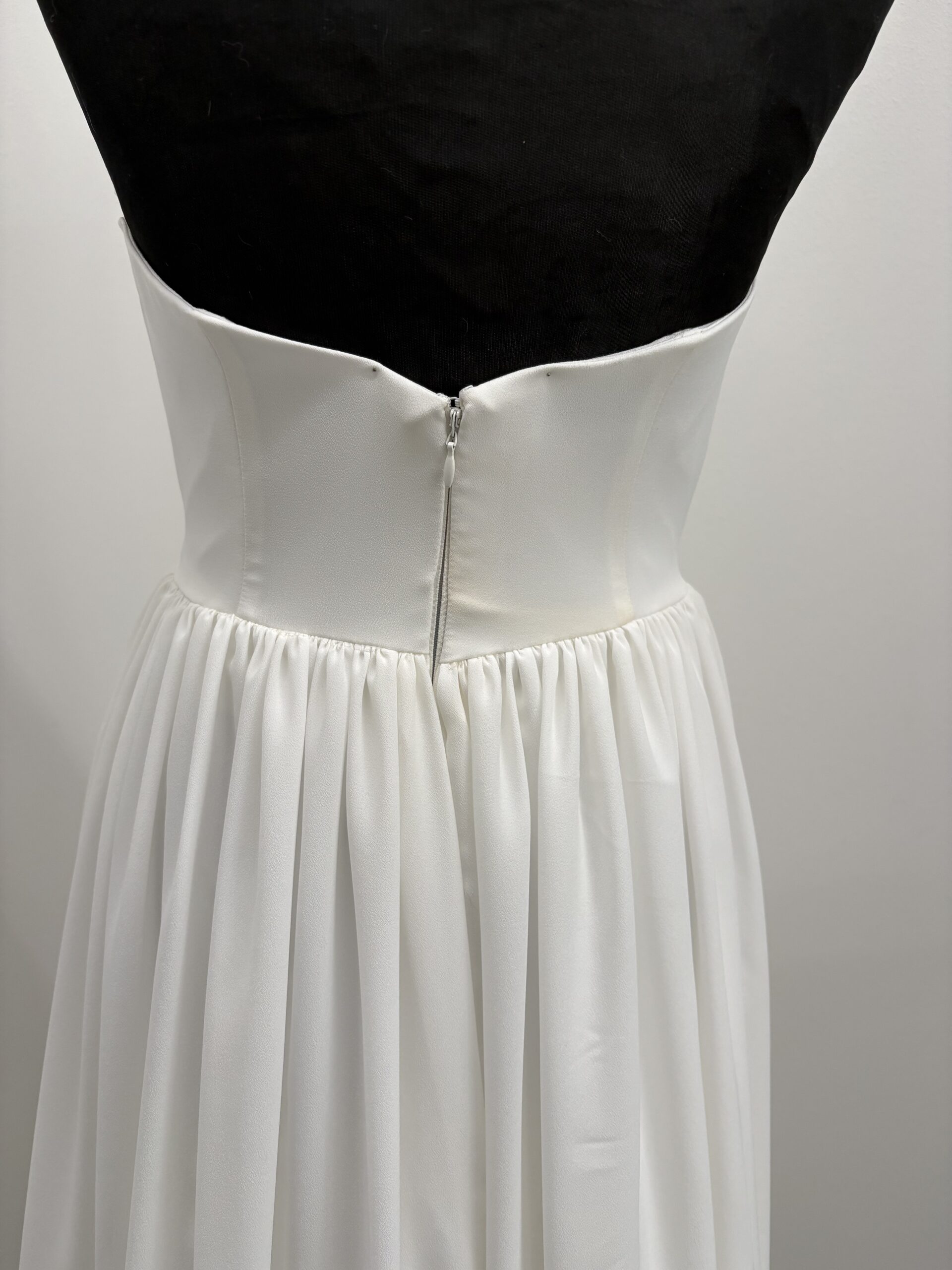 Rückenansicht Oberteil schlichtes trägerloses Brautkleid